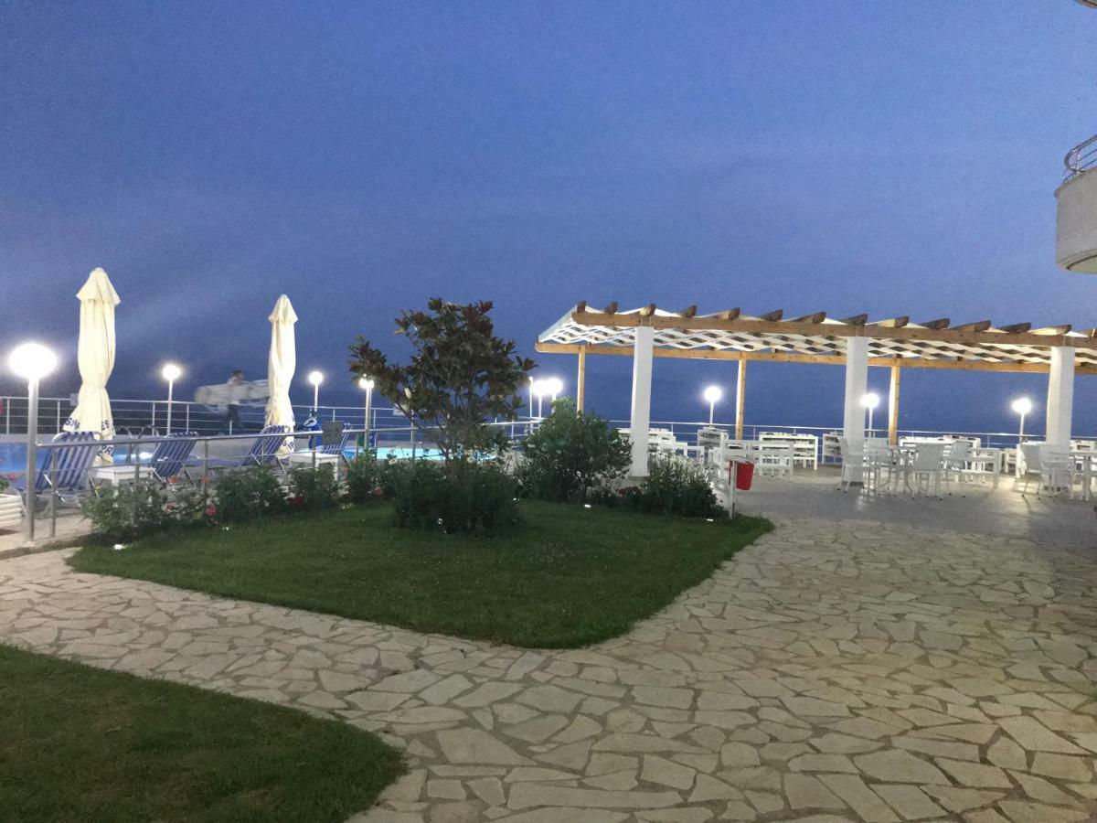 Hotel Vila Kafe Лукове Экстерьер фото